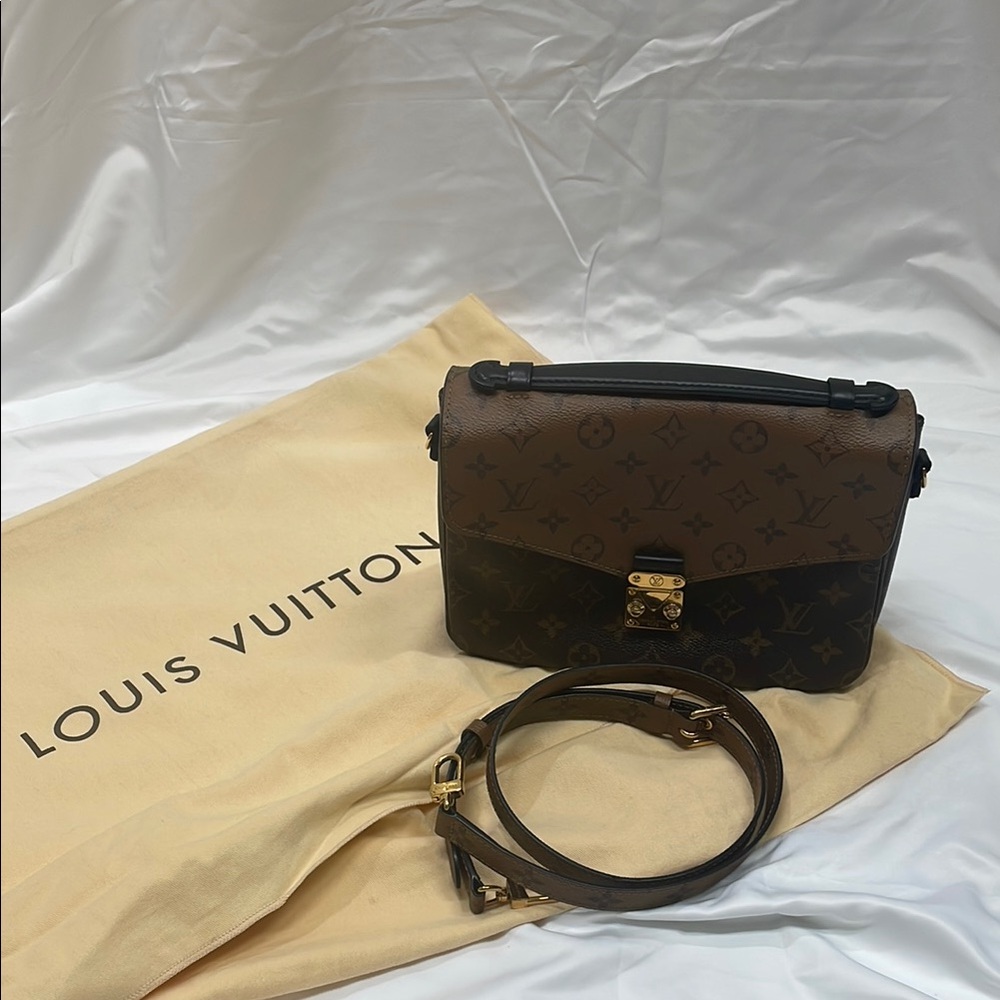 Louis Vuitton Pochette Métis Reverse